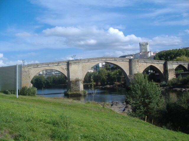 Tres menores atrapados en el puente Romano de Ourense