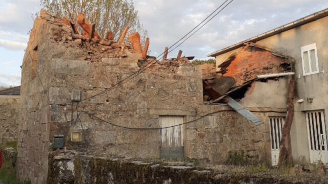 ÚLTIMA HORA | Tragedia en Ourense: evacuado al hospital en helicóptero un hombre aplastado tras el derrumbe de su tejado