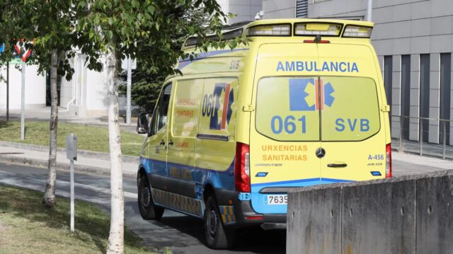 Imagen de archivo de una ambulancia. EFE