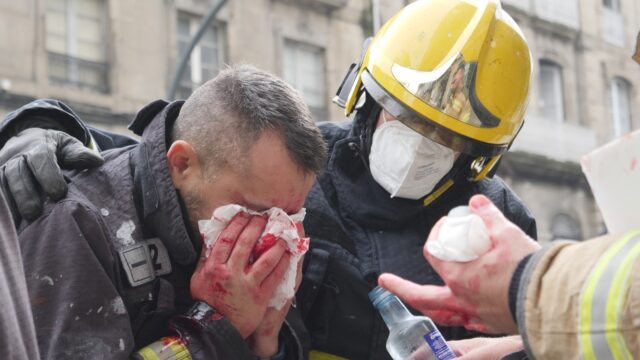VÍDEO | Brutal pelea entre policías y bomberos en una manifestación en Ourense