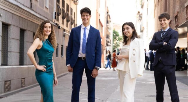 cuatro_jovenes_becados_por_la_funcacion_la_caixa.jpg