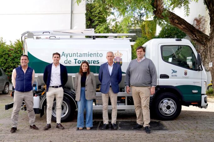 Surtruck entrega al Ayuntamiento de Tomares una cisterna de riego y baldeo que reducirá un 40 % el consumo de agua