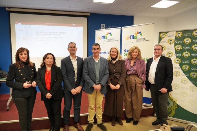 AEMA impulsa la formación financiera de los empresarios de Mairena con una sesión impartida por el decano de los Economistas de Sevilla