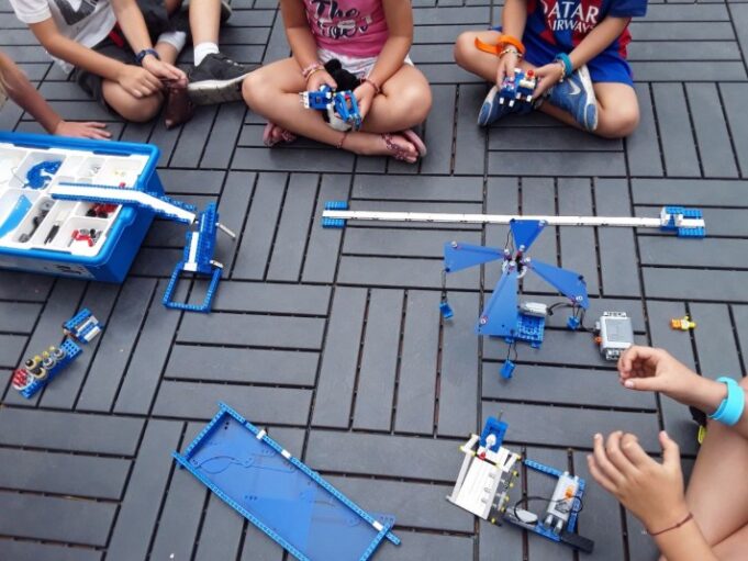 Los alumnos desarrollan proyectos de robótica e inteligencia artificial en los campamentos de IGNITE Serious Play