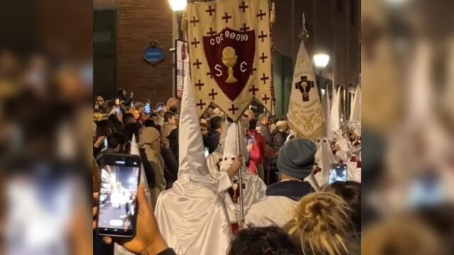 Un cornetista desafina durante una procesión de Semana Santa en bilbao