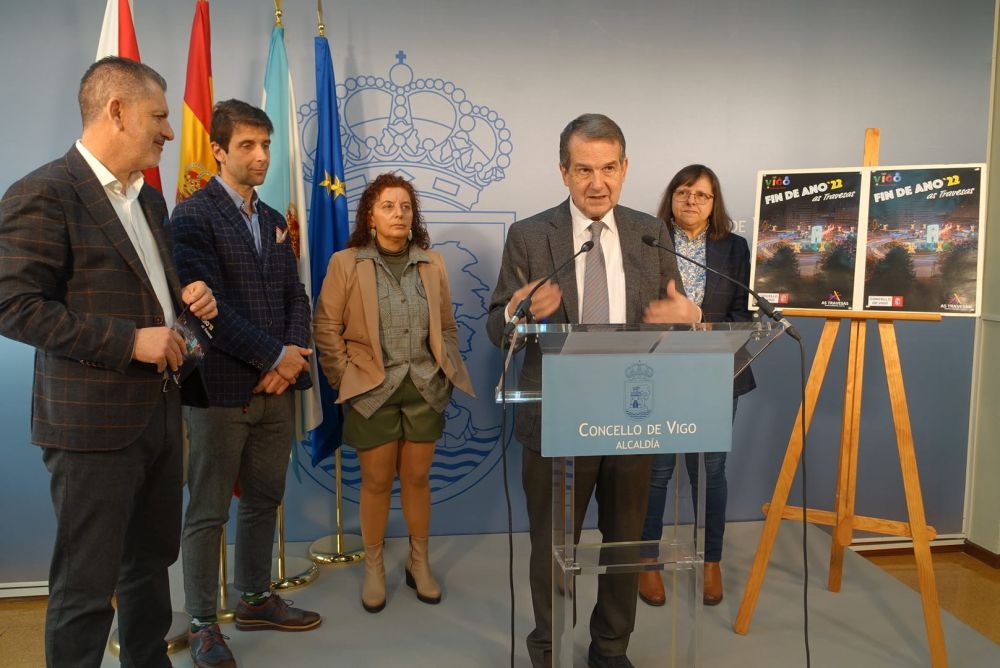 O alcalde, o concelleiro de Comercio, Ángel Rivas, e os responsables de Aetravi durante a presentación
