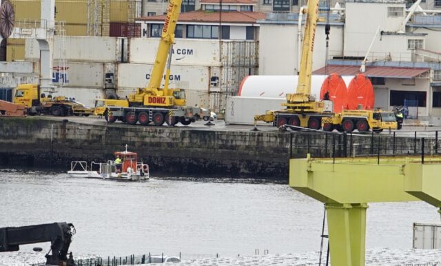 Fallece un hombre tras caer al agua con su camión en el puerto de Vigo
