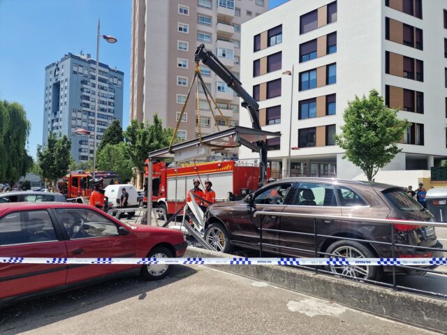 Susto en Vigo: un coche choca contra una marquesina y deja cuatro heridos