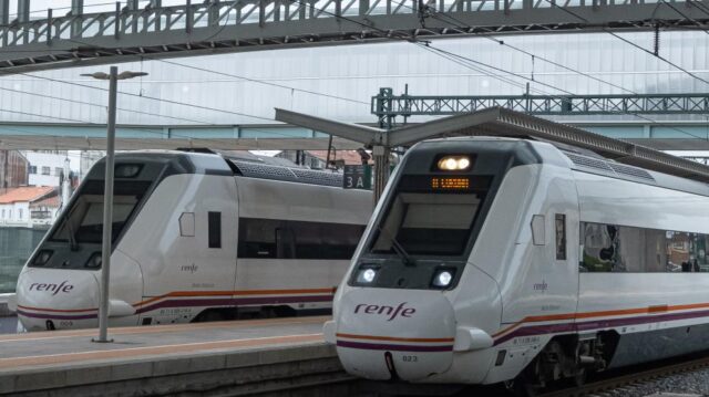 Varios trenes de Renfe en una imagen de archivo. Europa Press