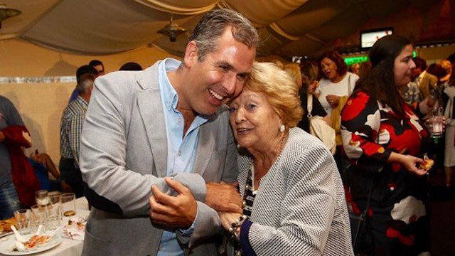 Rafa Domínguez con su abuela, María del Carmen Vaz Pintos. TWITTER
