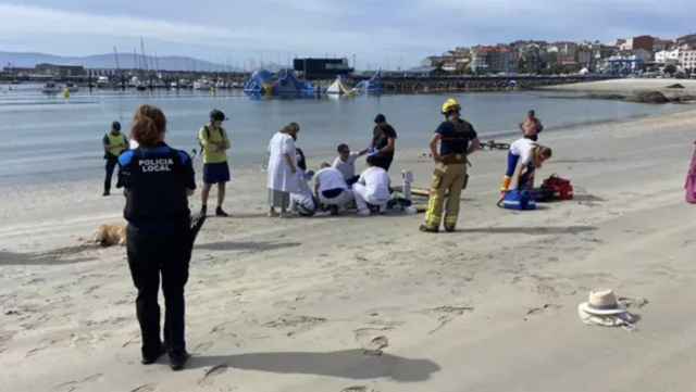 ÚLTIMA HORA | Servicios sanitarios reaniman con éxito a mujer rescatada en la playa de Baltar en Sanxenxo