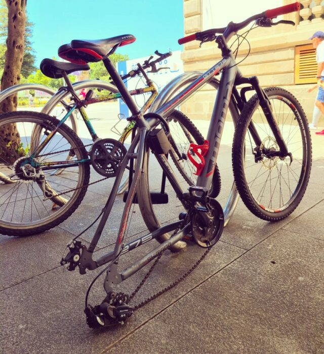 Esta fue la sorpresa que se llevó el concejal Iván Puentes al ir a por su bicicleta tras salir del Concello