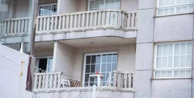 se teme por la vida de uno de los jóvenes que cayeron de un balcón en Sanxenxo