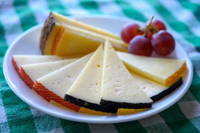 Imagen de un plato de queso de Bigstock Photo. (Barmalini / Bigstock Photo)