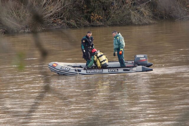 El grupo GEAS de la guardia civil evalúa el posible lugar del accidente del ultra ligero en el río Duero a su paso por la localidad de Villamarciel, que desapareció ayer del aeródromo de Matilla, Valladolid. Europa Press