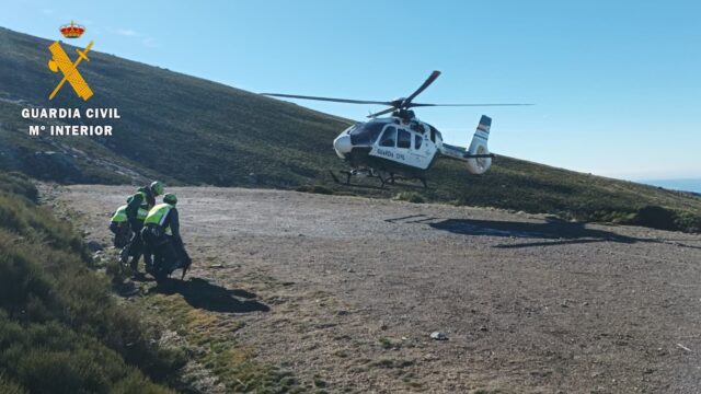 Imagen del helicóptero de la Guardia Civil, que participa en el dispositivo de búsqueda del montañero desaparecido en Béjar (Salamanca). (Guardia Civil)