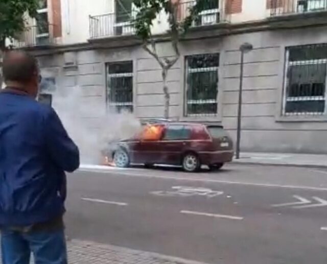 Así ha sido el incendio de un turismo en pleno centro de Zamora