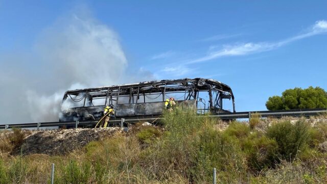 ÚLTIMA HORA | Susto en la provincia de Zamora: las llamas devoran un autobús en la N-631