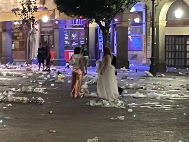 VÍDEO | ‘Boda entre basura’ en Zamora: la impactante imagen de una novia arrastrando el vestido por la Plaza Mayor llena de desperdicios
