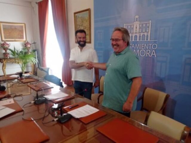 David Gago (PSOE) y Francisco Guarido (IU) se dan la mano como simbolo de la coalición del Ayuntamiento de Zamora. EP