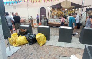 FOTO DENUNCIA | “¡QUÉ GUARRERÍA! ¿Es tan difícil hacer un servicio extra de recogida? Los puestos de comida sobre la basura en Zamora”, queja ciudadana en el mercado medieval