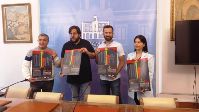 Zamora recupera el Encuentro de Gigantes y Cabezudos con una exposición y un pasacalles con grupos de folclore de Zamora y Cáceres
