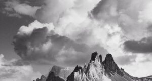Eduardo Almeida retrata en su nueva exposición la “personalidad” de 30 montañas de Sanabria, Picos de Europa, Noruega e Italia