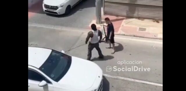 conductor de coche pega a niño en patinete en Murcia