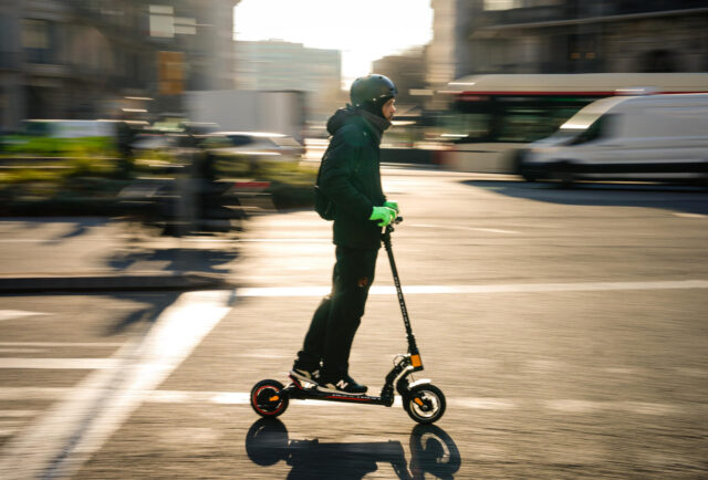 Cataluña cierra la puerta a los patinetes eléctricos en el transporte público