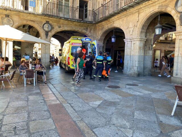 ÚLTIMA HORA | Susto en la Plaza Mayor de Salamanca: trasladado al Hospital Universitario un hombre de 70 años tras sufrir un sincope
