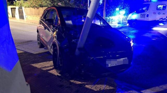 ÚLTIMA HORA | ‘¡Hosti… de escándalo en Salamanca!’ Un coche se empotra contra una farola