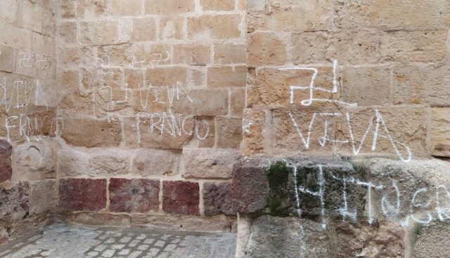 ¡IMPRESENTABLE! La iglesia de San Cristobal aparece totalmente pintadas que enaltecen a Hitler y Franco