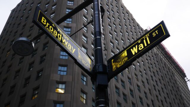 Wall Street abre com otimismo e volta atenção para as atas do Fed
